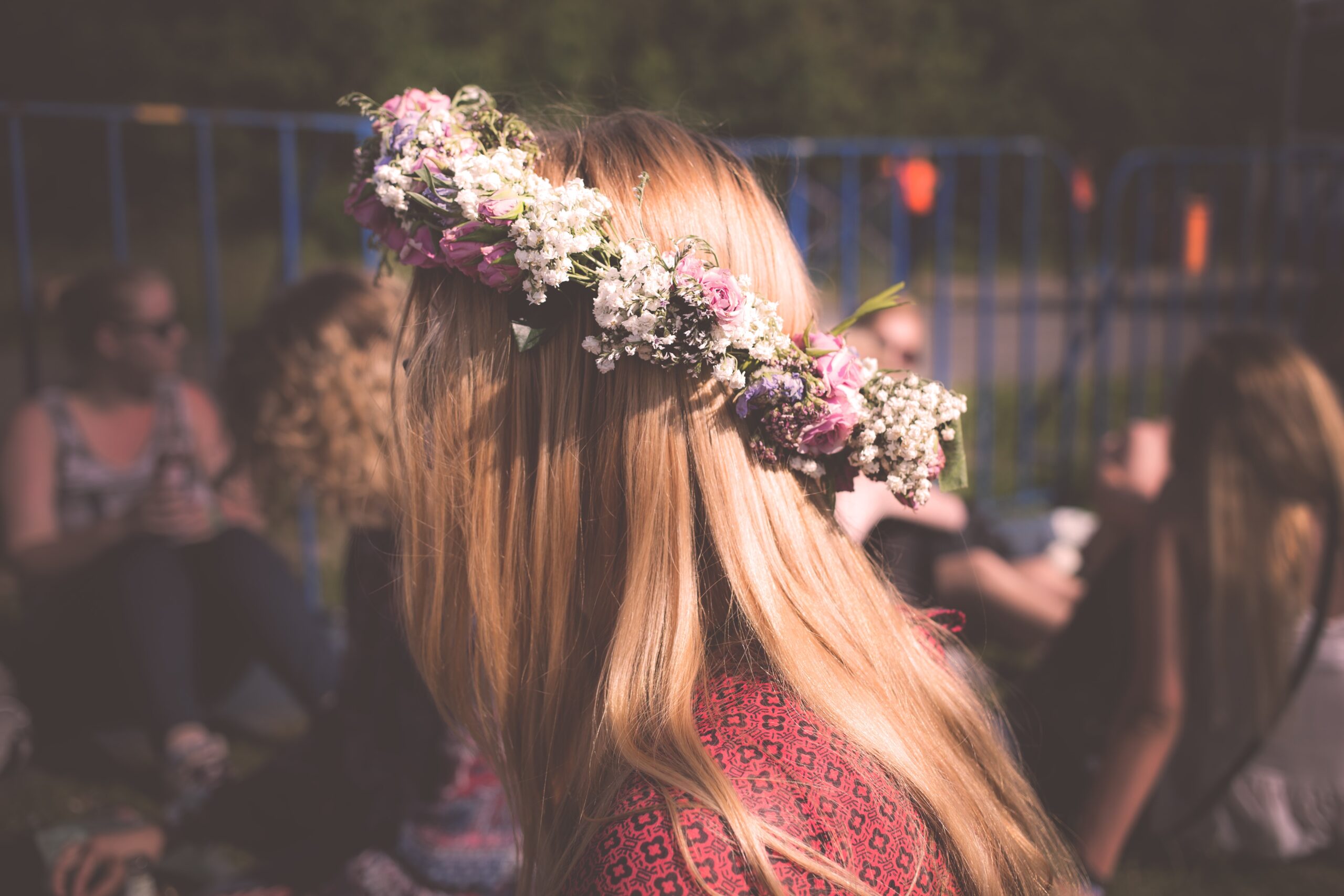 Tendencias en accesorios florales para el cabello: el toque perfecto con flores preservadas